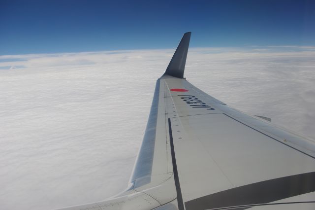 羽田空港から帯広空港への飛行機の中より。地上は曇っていましたが雲の上に出るとまぶしい快晴。
