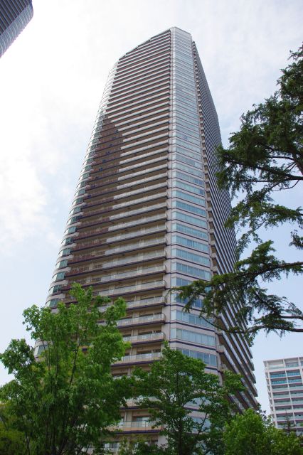 東急駅・横須賀線駅間の地区にも、高級感のある超高層マンションが林立しています。