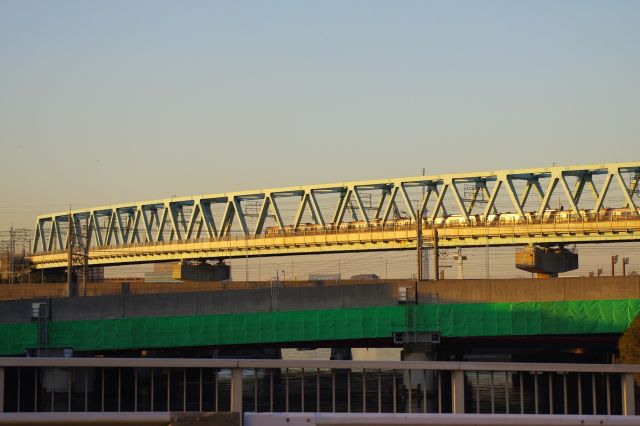 道路沿いに西側へ辰巳へ渡る新曙橋へ進む。北側には夕陽を浴びる大きくカーブした京葉線が見えた。