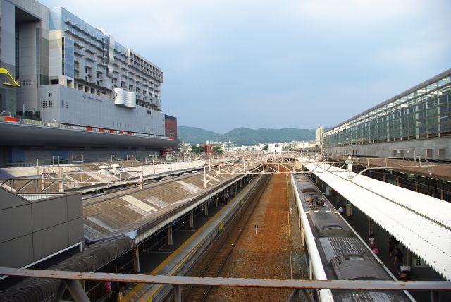 京都駅JR在来線ホーム。右側には新幹線ホーム。