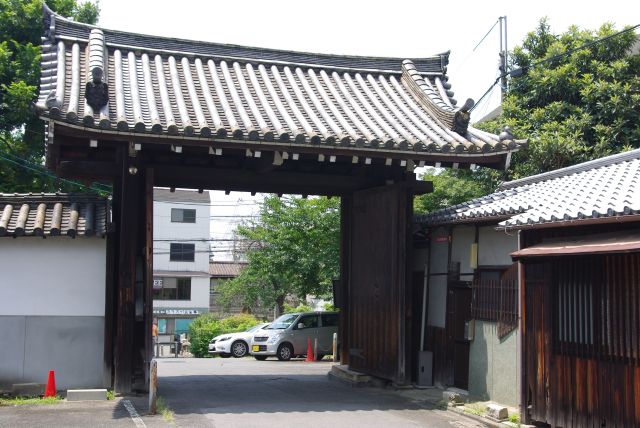 京阪・JRの東福寺駅前の通りを歩いていくと住宅街の中に北門が現れます。