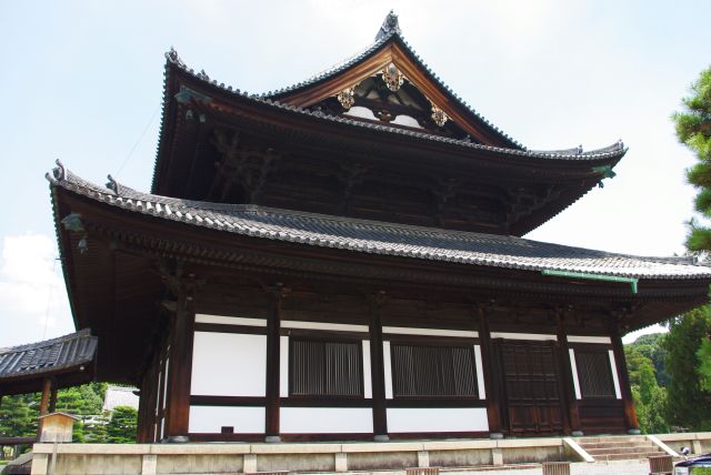 本堂は焼失後1934年に再建されたもの。奥行きがあり、昭和期の木造建築としても最大級。
