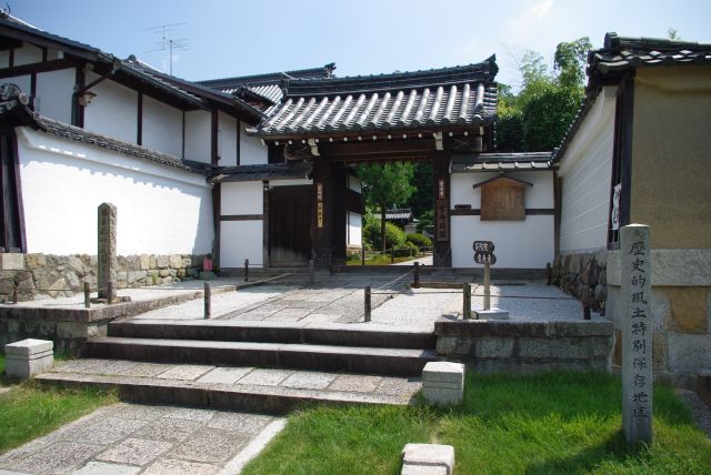 東福寺を後にします。日下門と中門の間には芬陀院。雪舟が作庭したという庭園があります。