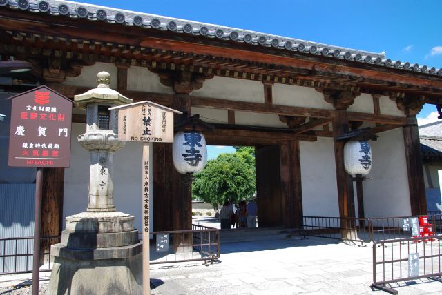 北東の慶賀門を出て東寺を後にします。