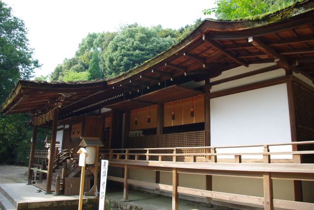 神社の拝殿は鎌倉時代造営の国宝。