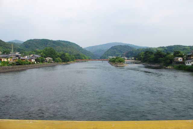 宇治橋の中央より上流方向。とても幅広い川と実感できます。