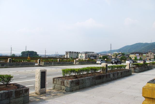 橋の内側。京阪の宇治駅と、JR奈良線が走っていくのが見えます。