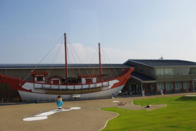 平城京の南の朱雀門付近、平城京歴史館とその前には復元された遣唐使船。