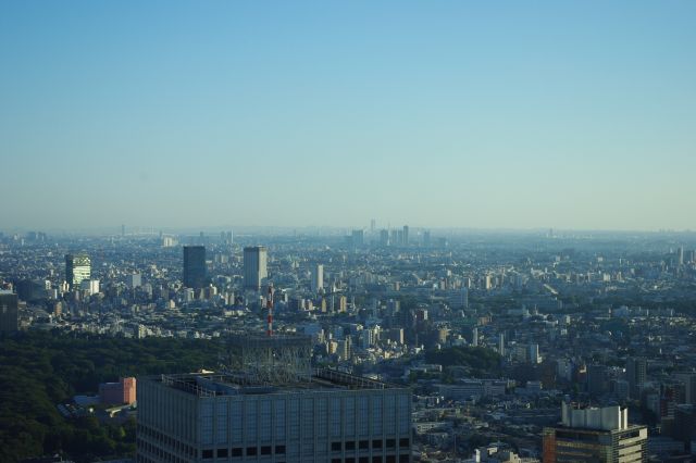 横浜方面をズーム。横浜手前は武蔵小杉の高層マンション群、左側には横浜ベイブリッジも見えます。