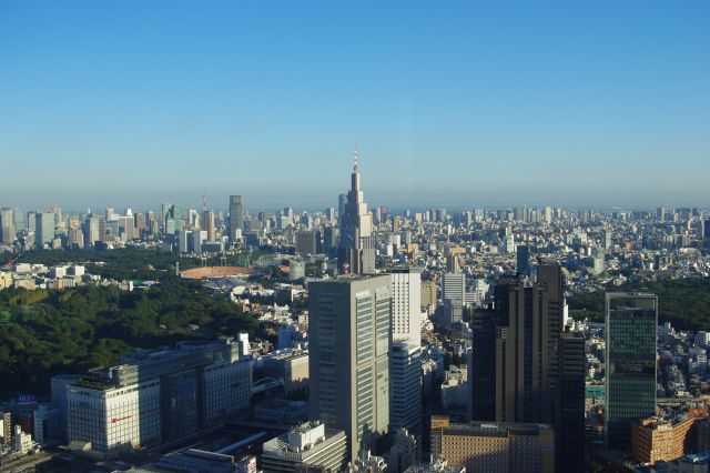 南東側は多彩で新宿駅、NTTドコモビル、新宿御苑、国立競技場、外苑、東京タワー、東京湾、房総半島も見ることができました。