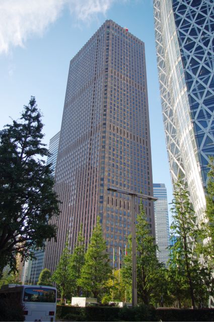新宿センタービル（222.95m）は比較的古いビルながら高さは都内9位を誇る。