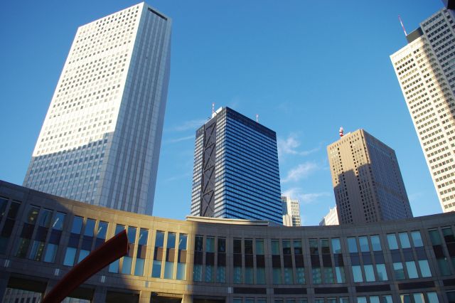 左から新宿住友ビル（210.3m）、新宿三井ビルディング（223.6m）、新宿センタービル（222.95m）と超高層ビルが並ぶ。