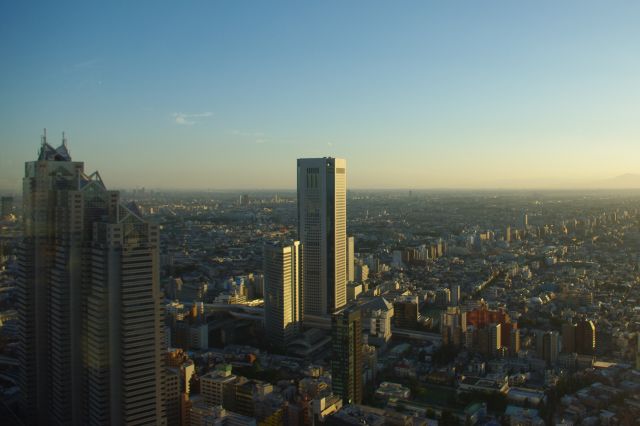 都庁45階の北展望台へ。南西側はオペラシティ、新宿パークタワーの２つが大きく、横浜～八王子方面に広大な都市風景が広がり良い眺め。