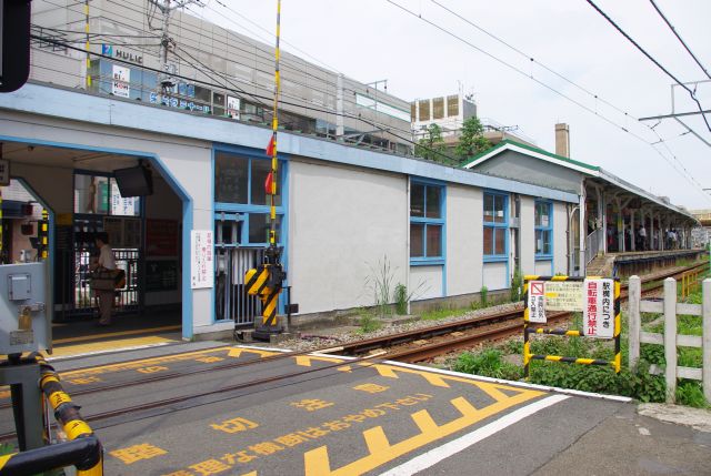 大井町線の等々力駅。古そうな駅舎に、歩行者用の構内踏み切りがあります。