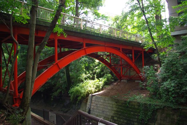 階段を下りていく。ゴルフ橋という赤い橋に、その周囲に緑が広がる。