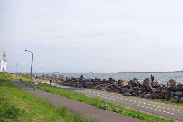 南側は岩がゴツゴツしていた。海岸沿いにサイクリングロードがある。