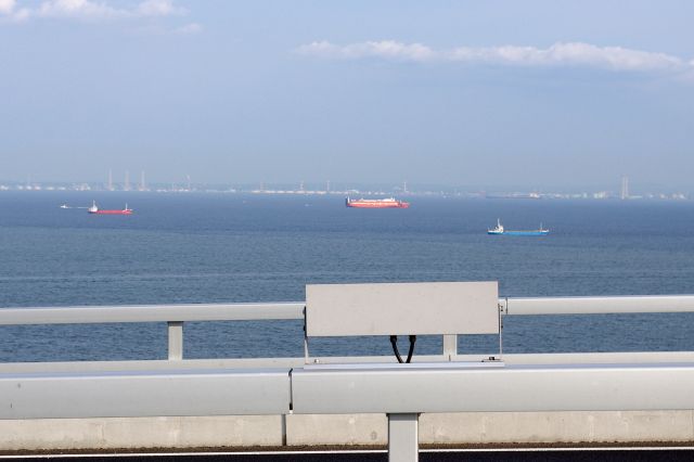 東京湾方面。船がのんびりと進んでいく。対岸も房総半島のより南側へ。東京湾アクアラインが見えてないので木更津の少し北あたりだろうか。