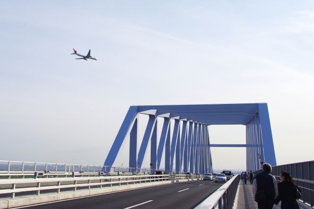 橋の中央付近は一番高いところなので、たくさん飛んでくる飛行機も手が届きそうな感じがするほど近くに感じる。