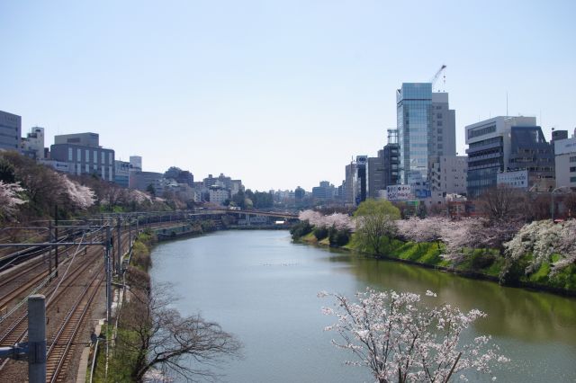 市ヶ谷・飯田橋間のほぼ中間地点にある、新見附橋より。奥は市ヶ谷駅で、駅前同様に傾斜のある橋となっている。