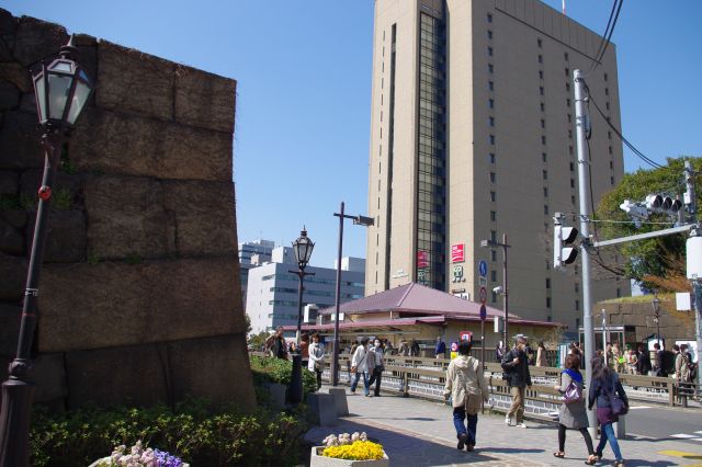 飯田橋駅付近へ。江戸城の城門の牛込見附跡が存在感がある。