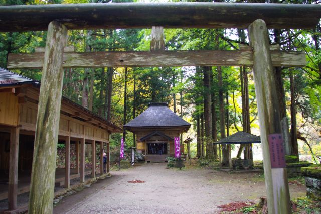 渓谷入口には抱返神社があります。