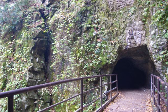 滝の手前の岩のトンネル。中は真っ暗でした。