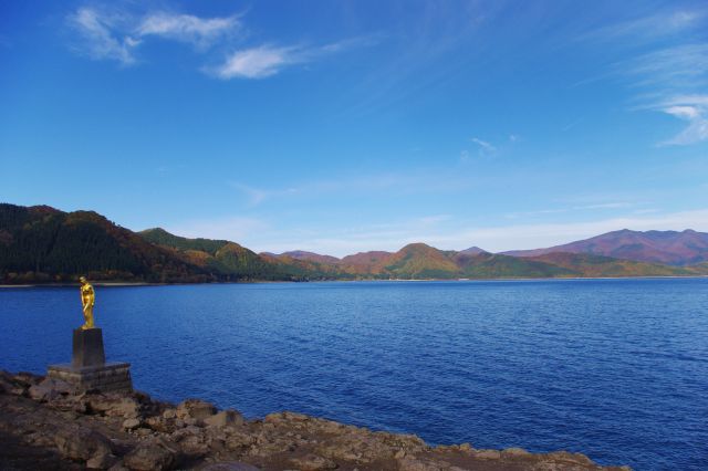 田沢湖へ到着。天気に恵まれ湖全体と周囲の山並みが全て見渡せました！田沢湖は水面が青いのが特徴。
