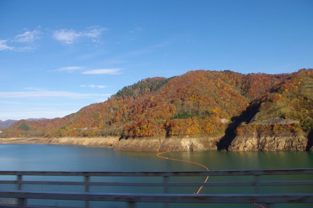 宝仙湖の周辺には美しい紅葉の山が続く。
