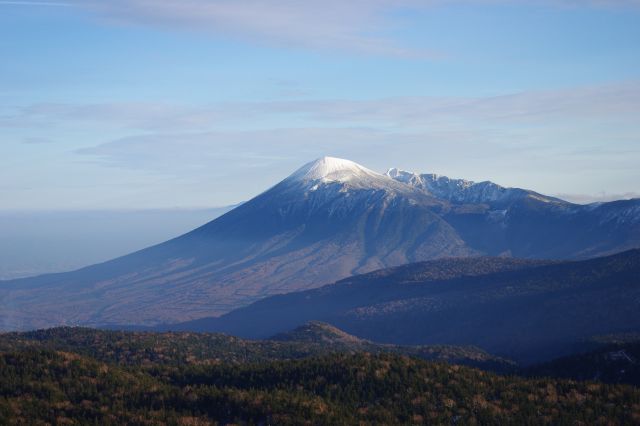 岩手山をズーム。標高2038m、大きな山が作るスケールの大きい曲線が美しい。