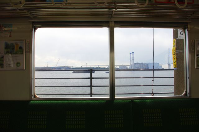 電車内から。こんなにすぐ近くに海が広がる車窓は珍しい！