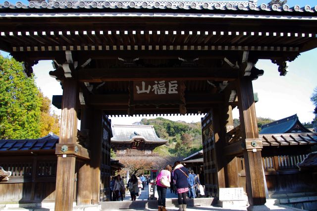 外門をくぐり左側に重要文化財の総門。「巨福山」の「巨」の下に点が加えられています。