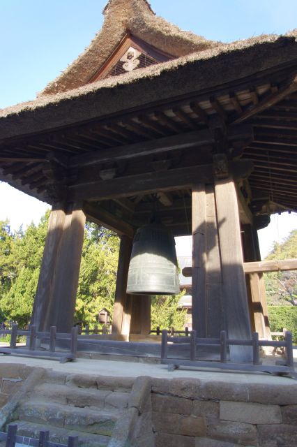 三門の横には国宝の梵鐘。数少ない創建当時の姿を残しているものの１つ。