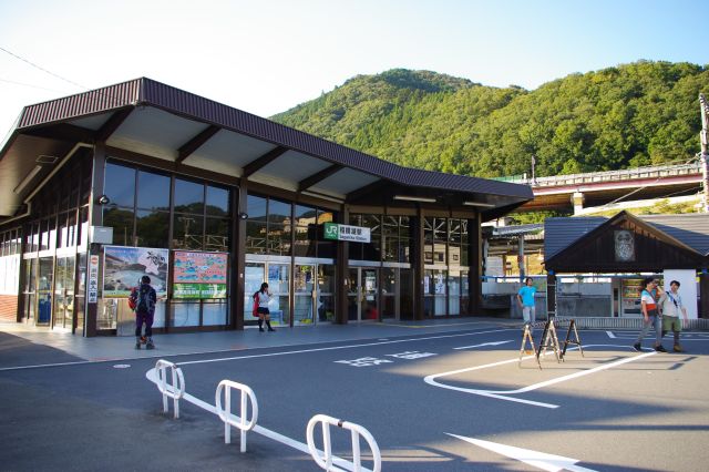 相模湖駅の駅舎。