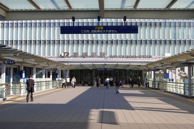 近年新しくなった新横浜駅の北口。ロータリーの上の歩道橋より。