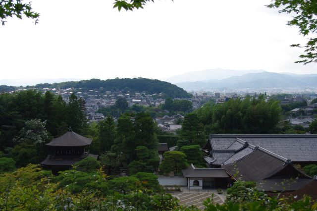 高台へ登ると境内や市街地が眺められる。正面には吉田山。