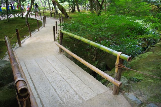 小川を渡る。竹を使った味のある欄干の橋。