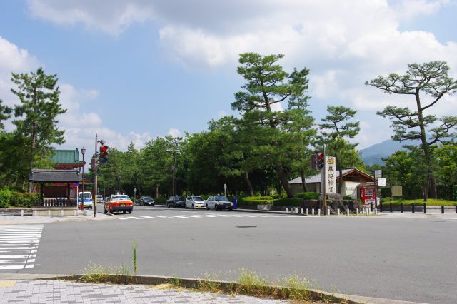 二条通と交差。岡崎公園の先にようやく平安神宮があります。