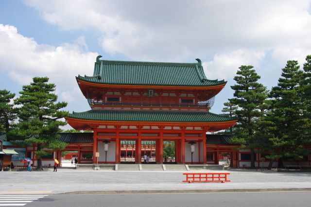 神宮道の突き当たりの大きな應天門（神門）。屋根が緑色で珍しい。