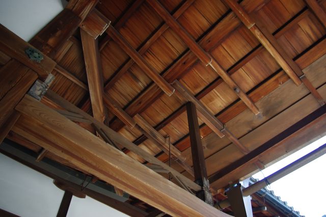 猛暑ながら建物内を涼しくしている木造の天井。