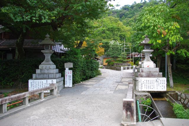 東側にはいくつかの寺院への入口があります。