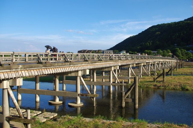 木造風の渡月橋が幅の広い桂川に架かっています。川らしい香りや水の音が心地よい。