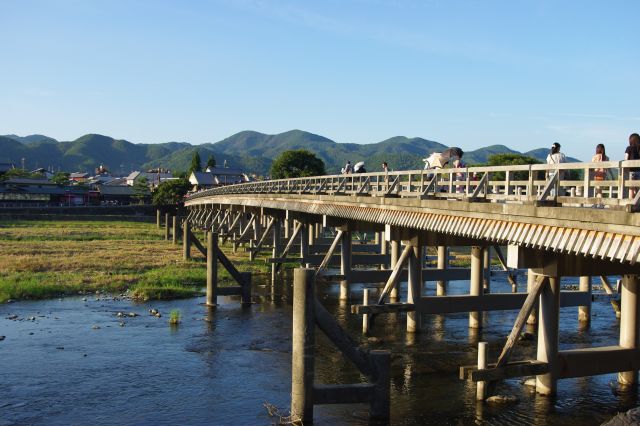 渡月橋を渡り対岸へ戻ります。JR嵯峨嵐山は少し離れていて15分ぐらい歩きました。