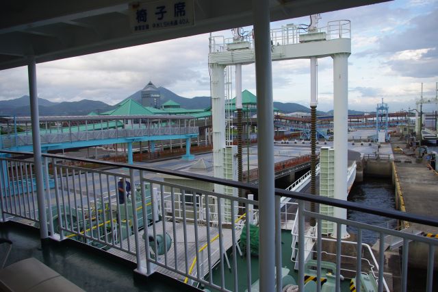 熊本港からフェリーで有明海を渡ります。東側、阿蘇・熊本方面の埋立地の港の周囲は畑。