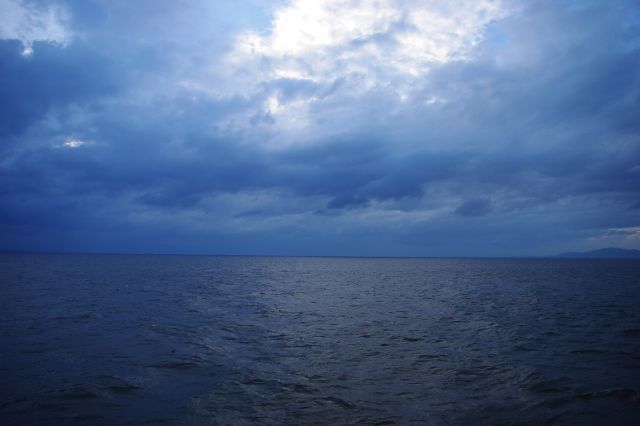 北西の有明海内は陸地が見えない程広く開放的。遠くに船も見かけました。