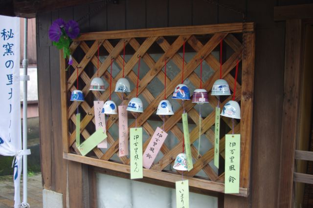 伊万里焼の風鈴が大小店先に飾られ、涼しい音を響かせています。