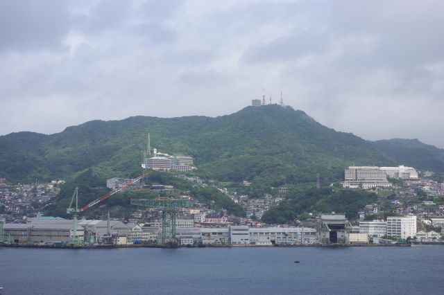 港と山。かなり斜面が急な山ですが建物が多いです。