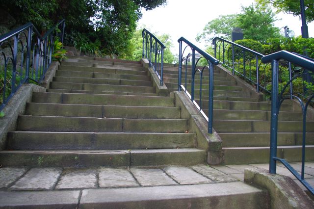 園内は階段や坂を登り続ける経路です。