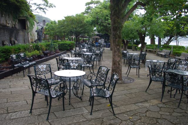 三浦環（たまき）像前広場はおしゃれな野外カフェといった感じ。