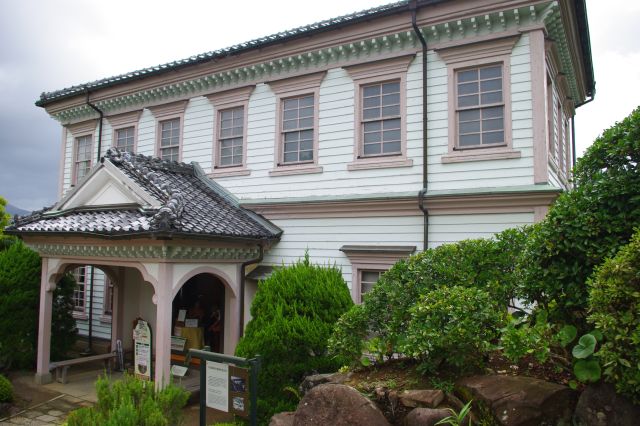 ウォーカー邸の向かいは旧長崎地方裁判所官舎。