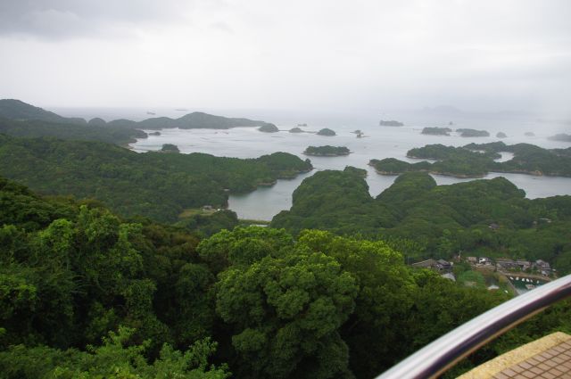長崎同様の造船所と坂の町の風景を眺めつつ高台の静かな展海峰へ。